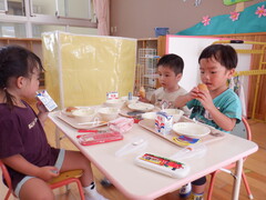 給食を食べている幼児の写真