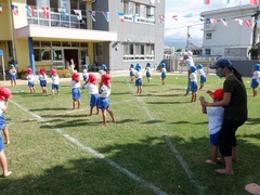 運動会の総練習をしている幼児の写真