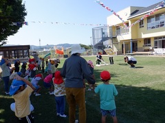 避難訓練に参加する幼児の写真