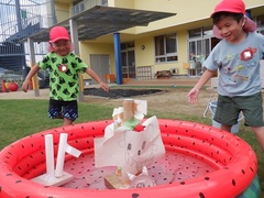 船を作って遊んでいる幼児の写真