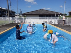 プールで遊んでいる幼児の写真