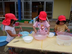 泡遊びをしている幼児の写真