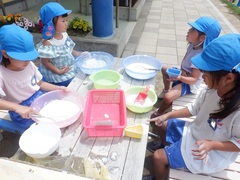 泡遊びをしている幼児の写真