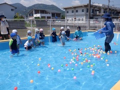 プール遊びをしている幼児の写真