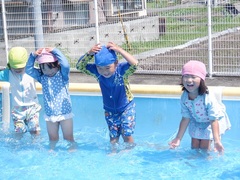 プール遊びをしている幼児の写真