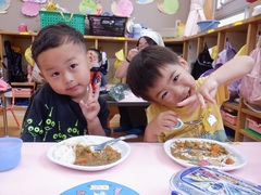 カレーを食べる幼児の写真