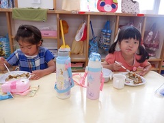 カレーを食べる幼児の写真