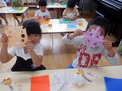 七夕飾りを作る幼児の写真