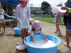 泡遊びをする幼児の写真