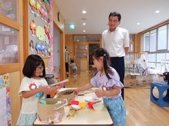 お店屋さんごっこをする幼児の写真