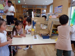 お店屋さんごっこをする幼児の写真