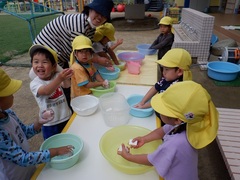 泡遊びをしている幼児の写真