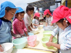 泡遊びをしている幼児の写真