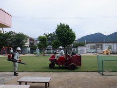 芝生のメンテナンスをしている写真