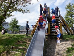 公園で遊んでいる幼児の写真