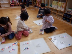 にじみ絵をしている幼児の写真