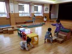 ホールで遊んでいる幼児の写真