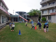 坂本幼稚園で遊んでいる幼児の写真