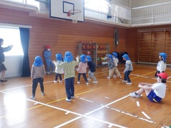 坂本小学校の児童と交流する幼児の写真