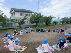 公園で弁当を食べる幼児の写真