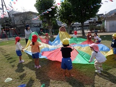 バルーンで遊ぶ幼児の写真