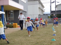 かけっこをして遊ぶ幼児の写真