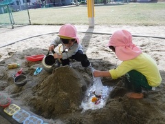 園庭で遊ぶ幼児の写真