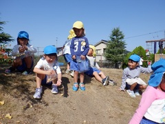 公園で遊ぶ幼児の写真