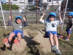 公園で遊ぶ幼児の写真