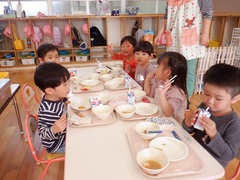 給食を食べる幼児の写真