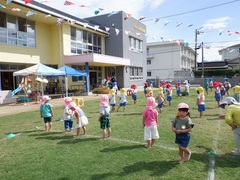 運動会に向けての活動をしている幼児の写真