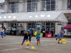 運動会に参加する幼児の写真