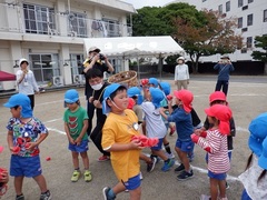 運動会に参加する幼児の写真