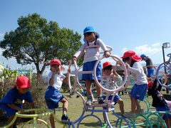 園が保育に出掛ける幼児の写真