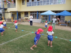 運動会ごっこをしている幼児の写真