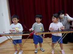 楽器遊びをする幼児の写真