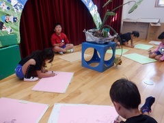 里芋収穫の絵を描く幼児の写真