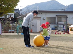 園庭で遊ぶ幼児の写真