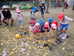 園庭で遊ぶ幼児の写真