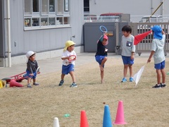 園庭で遊ぶ幼児の写真