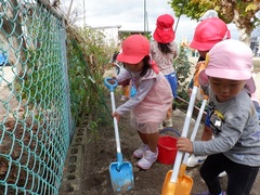 園庭で遊ぶ幼児の写真