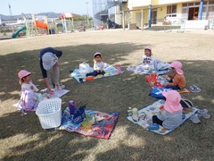 園庭で遊ぶ幼児の写真