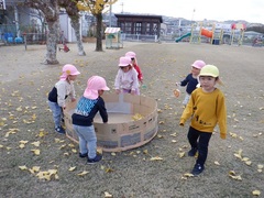 園庭で遊ぶ幼児の写真