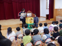 女性防火クラブの防災紙芝居の写真