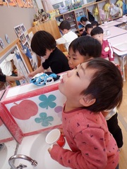 うがいをしている幼児の写真