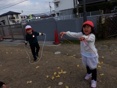 縄跳びをする幼児の写真