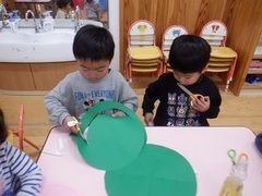 凧を作る様子