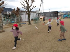 凧揚げをしている様子