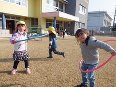 フープで遊ぶ様子