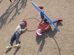 フープで遊ぶ様子